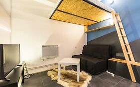 Pretty 25 M2 In A Lively District